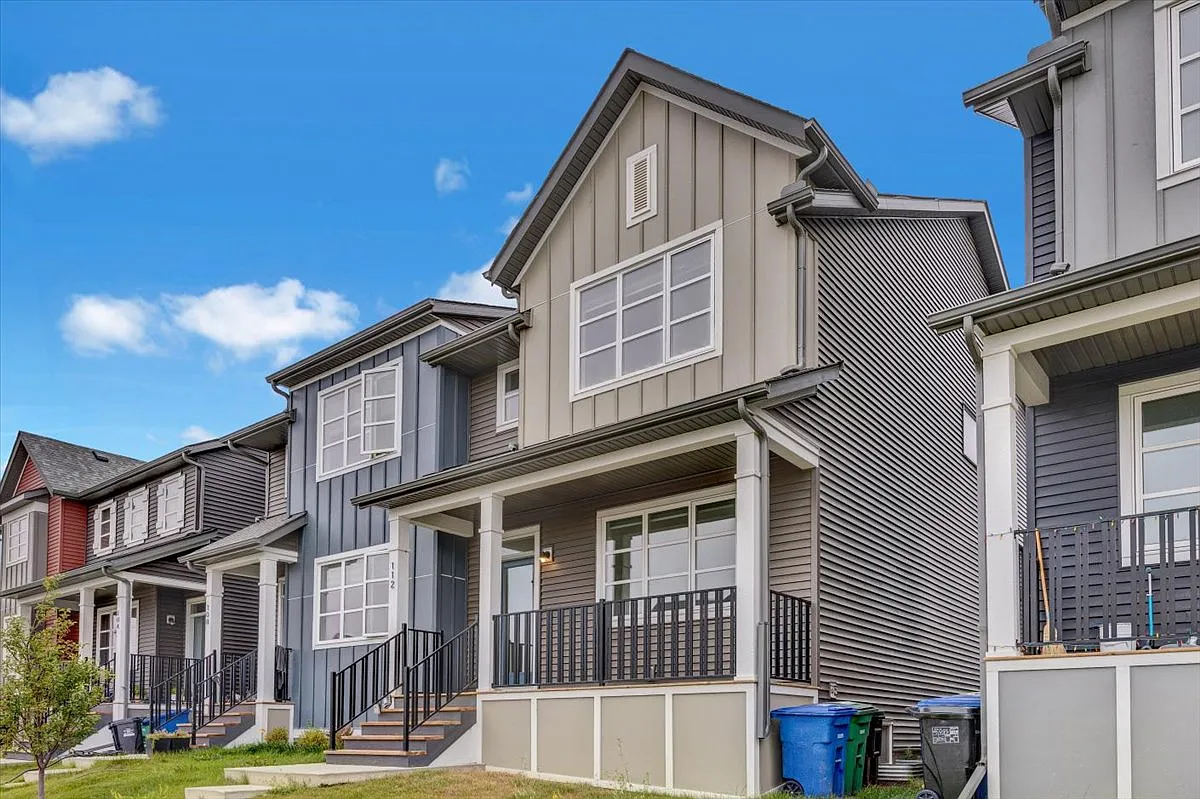 3 Bed 2.5 Bath Duplex Airdrie Alberta — Photo 1