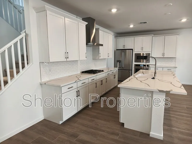 3 bed, 3.5 bath, 2455 sqft, $2,795 — Photo 3