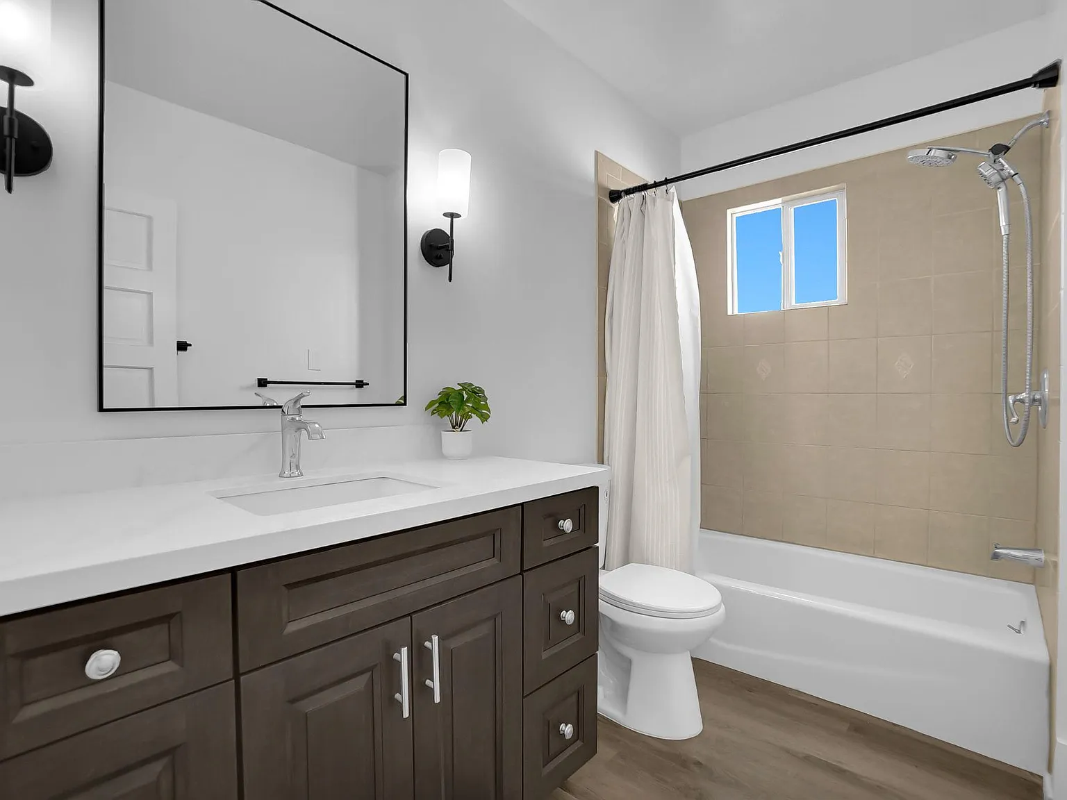 4 bed, 3.0 bath, 1400 sqft, $1,377 — Photo 4
