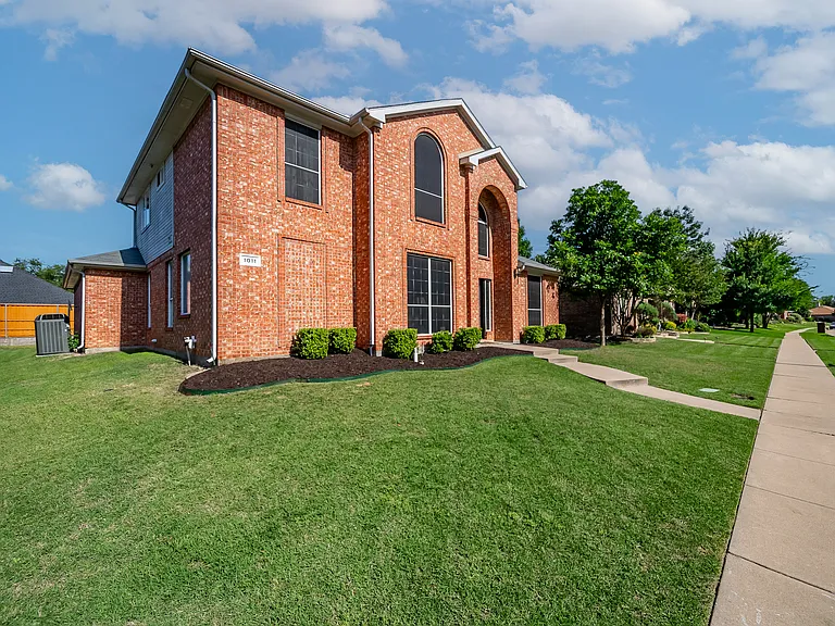 1011 Aylesbury Dr — Photo 2