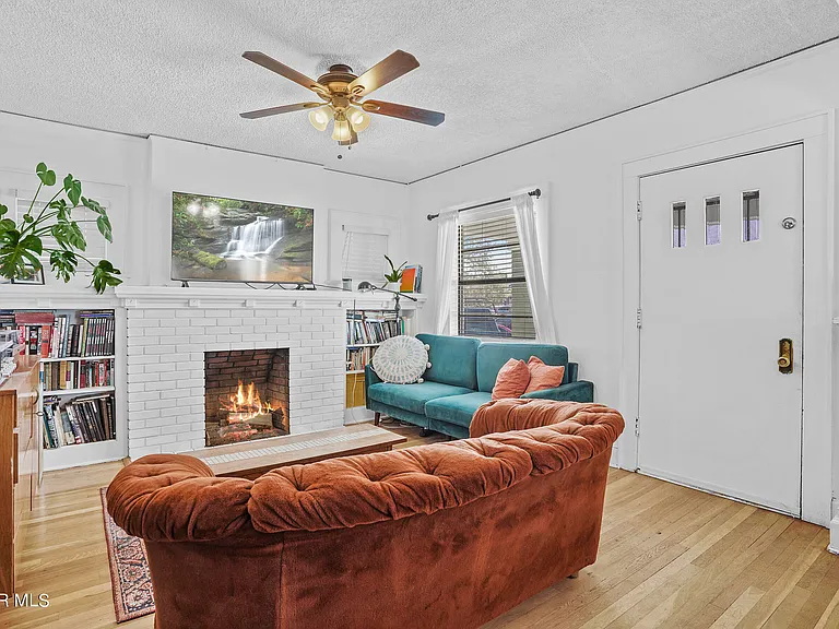 4017 Oxford Ave — Photo 6