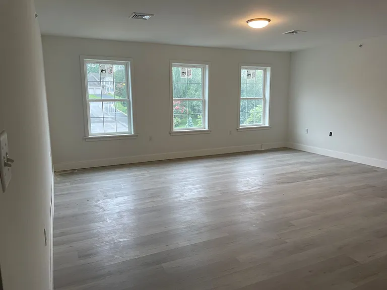 40 Longfellow Dr — Photo 5