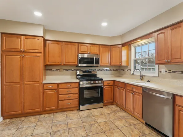 1903 Hazelwood Dr, Lindenhurst, IL 60046