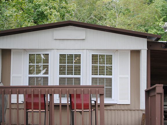 3rd image of 124 Coachlight Ln