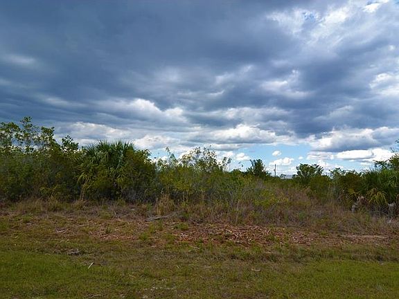 5th image of 15594 Stuart Cir