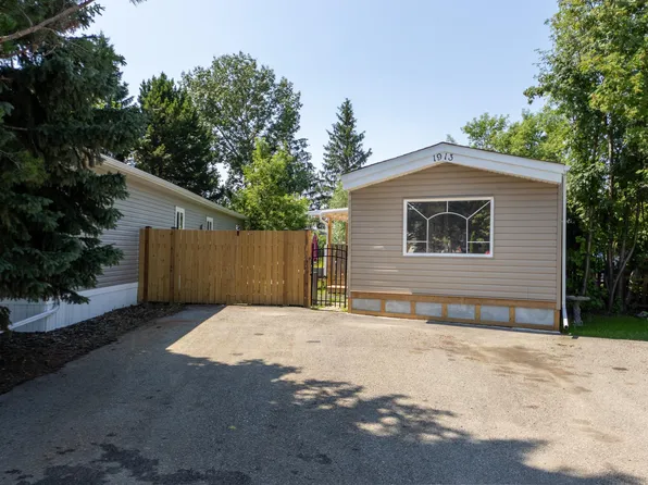 1913 Royal Rd NW, Edmonton, AB T6J 2E7