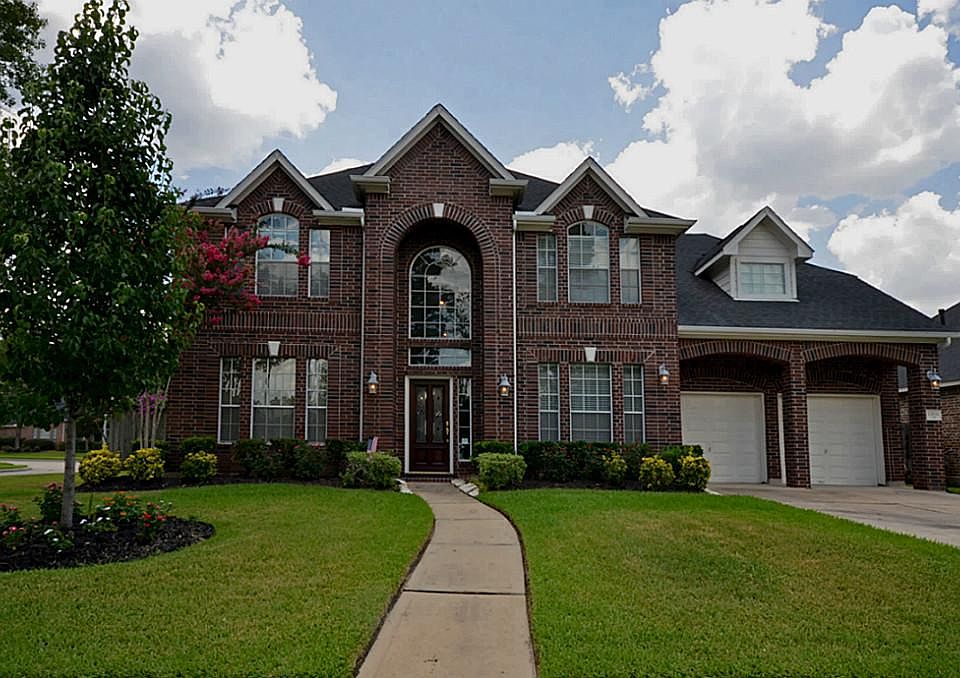 3,618sf, 4 Bedroom, 3.5 Bath, Study, Formal Dining, Island Kitchen, 3 Car Garage and so much more!