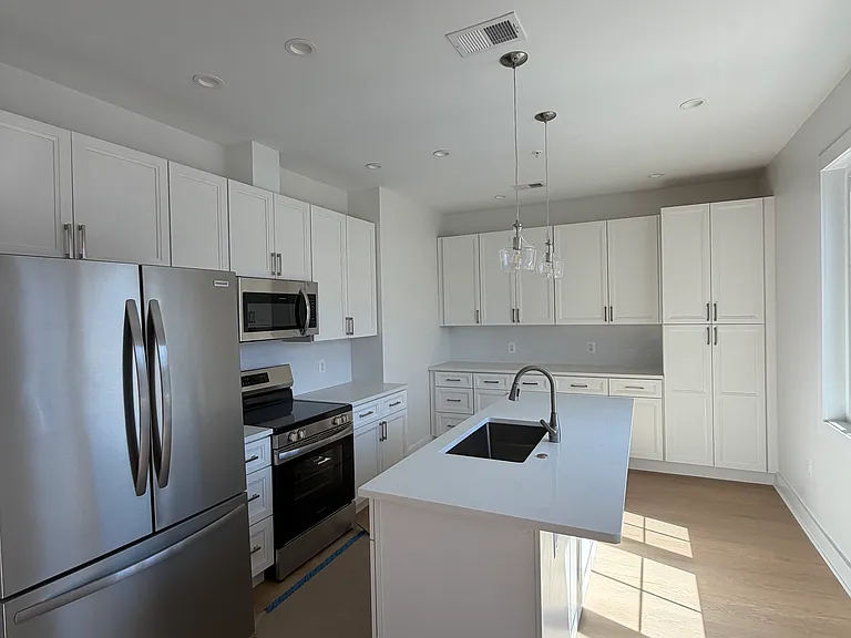 1001 Douglas St NE #A — Photo 3