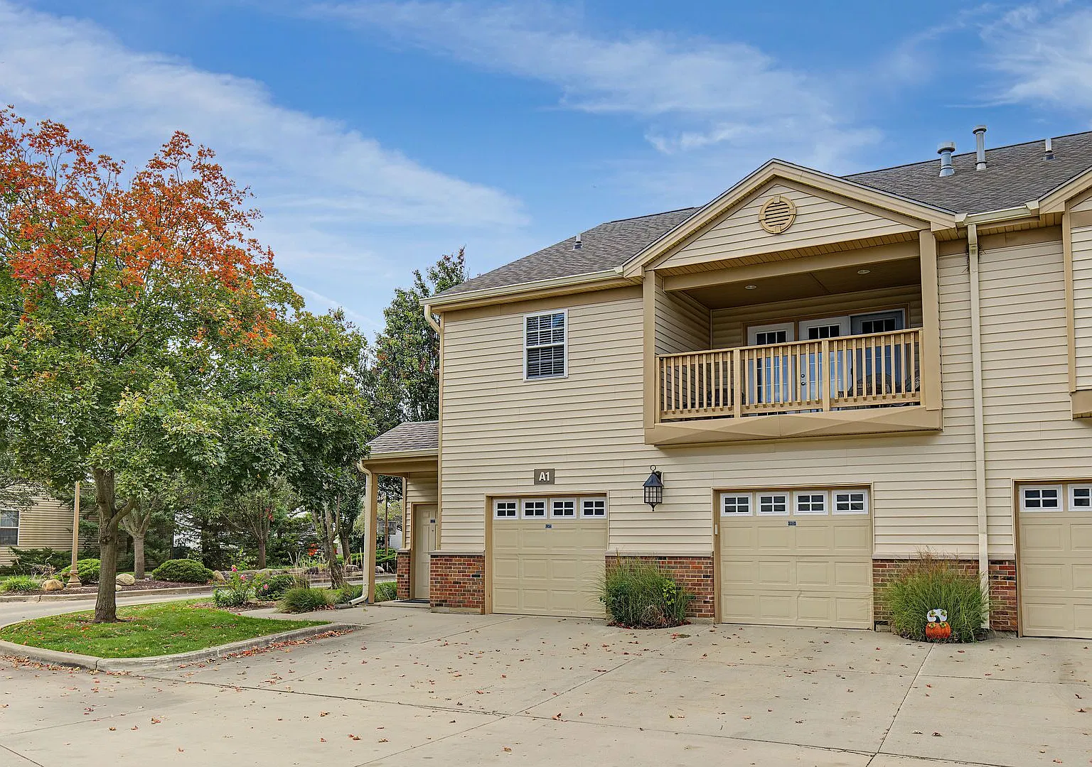 Beautiful 2nd-Floor Condo with Vaulted Ceilings, Private Balcony & Attached Garage — Photo 3
