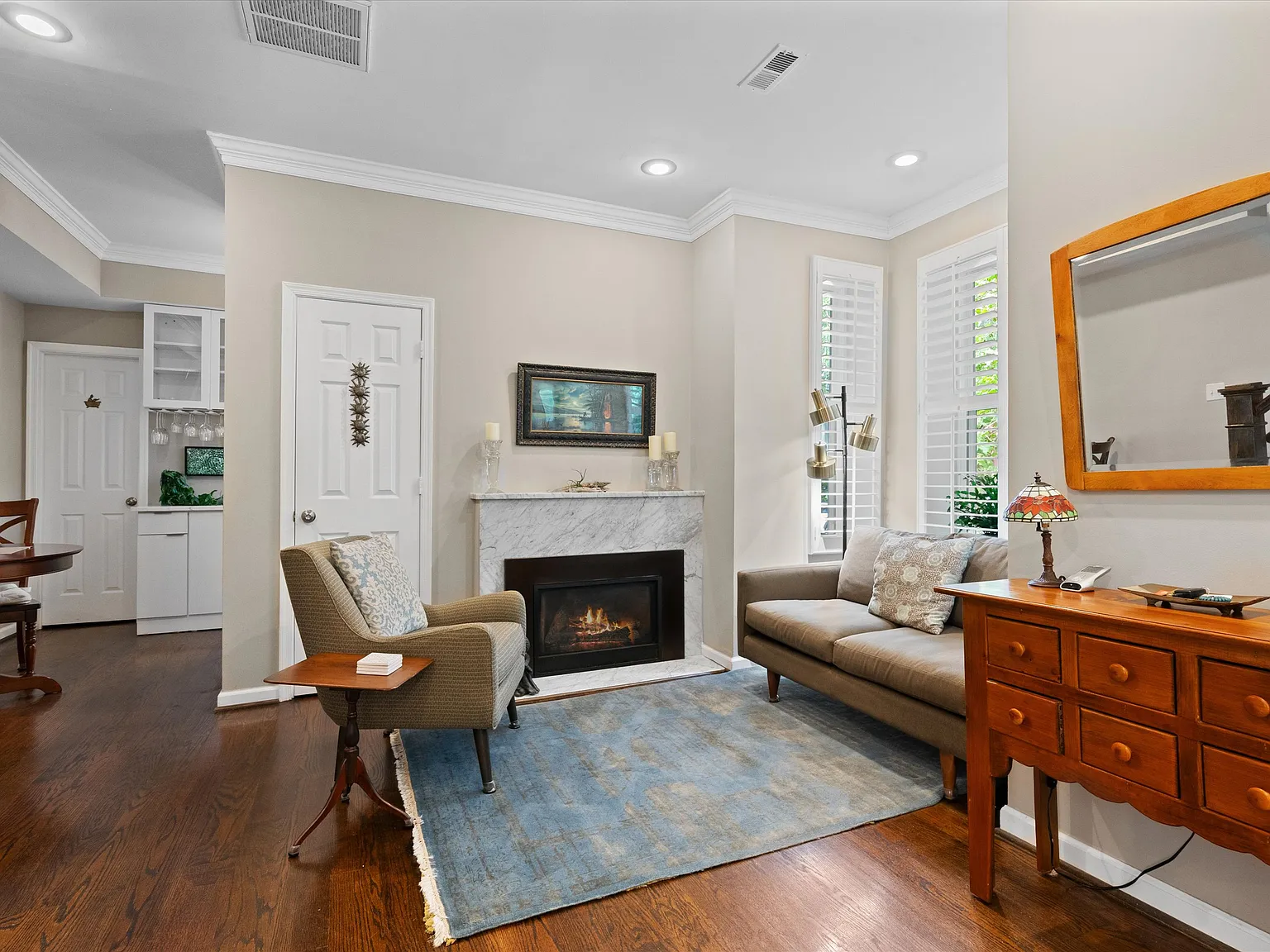2 bed, 2.5 bath, 1600 sqft, $6,870 — Photo 4