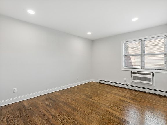5th image of 314 Oakwood Ave #C2