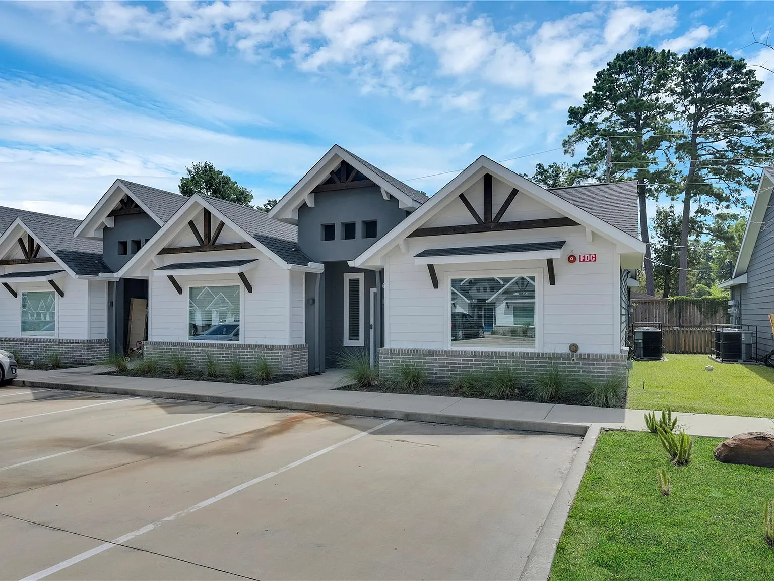 2 bed, 2.0 bath, 1216 sqft, $2,200 — Photo 2