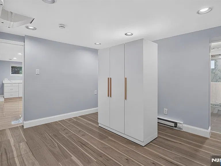 670 John St — Photo 19