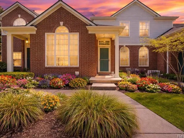 18101 Adri Cir, Walled Lake, MI 48390