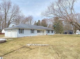 410 S 1st St, Edmore, MI 48829