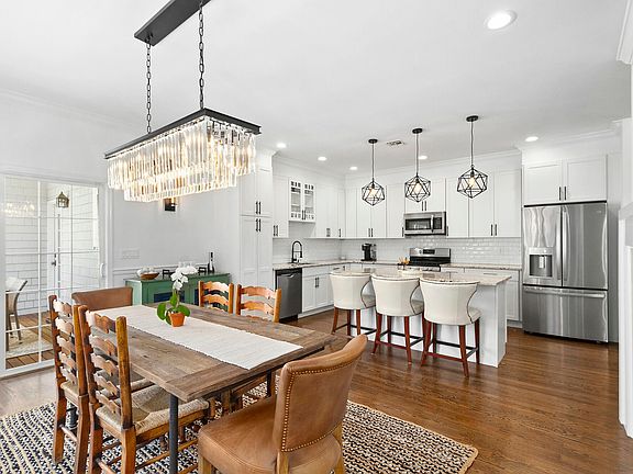 3rd image of 409 Sag Harbor Tpke #Eh