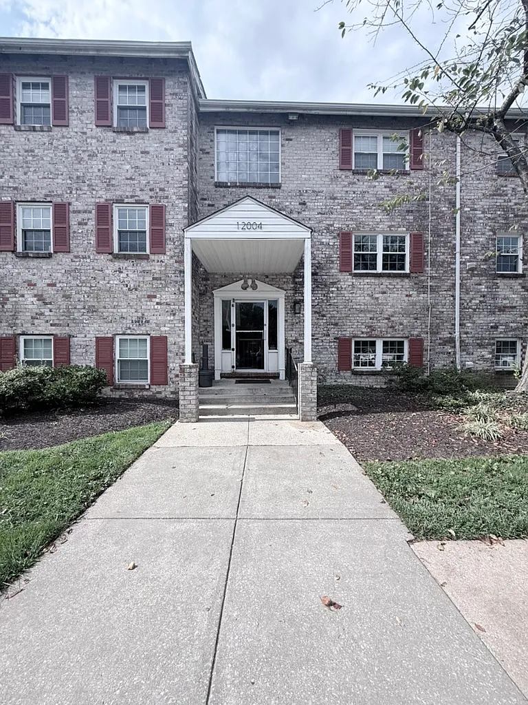 2 bed, 1.5 bath, 881 sqft, $1,695 — Photo 1
