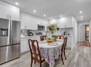 118 W Bermuda Rd NW, Calgary, AB T3K 1G7