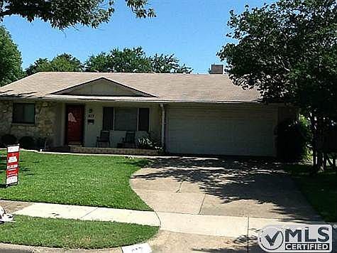1st image of 417 Lexington Ln