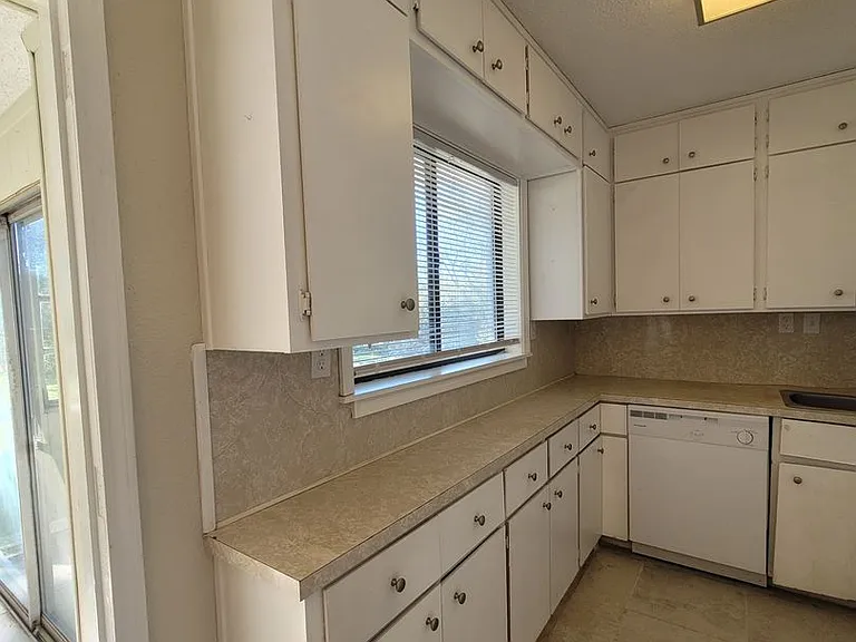 331 Emory Dr — Photo 9