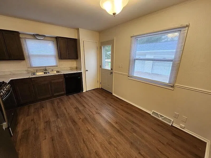 3 bed, 1.5 bath, 1200 sqft, $2,195 — Photo 4