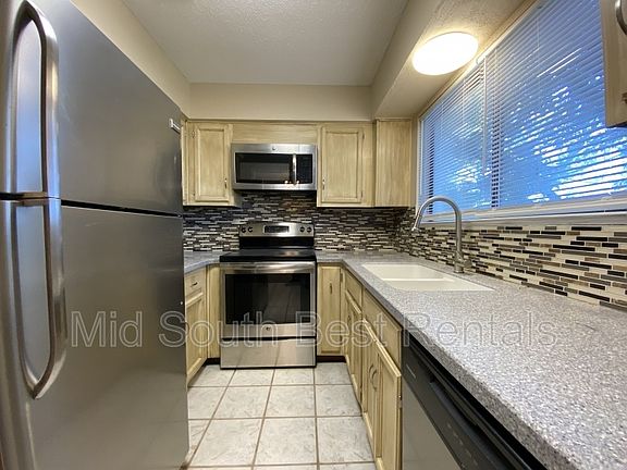 3rd image of 1101 N Oaks Ln