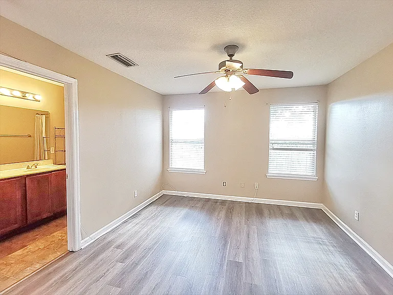 2352 Sunset Bluff Dr — Photo 7