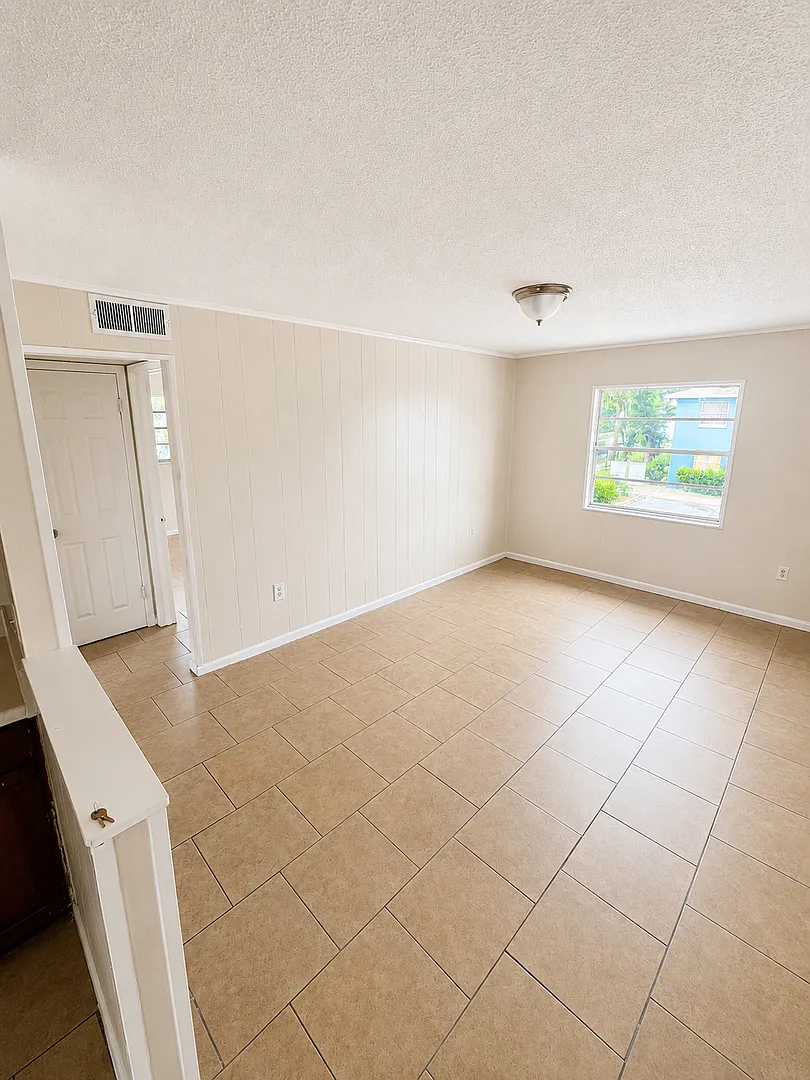 927 N. Iowa A - 8 — Photo 2