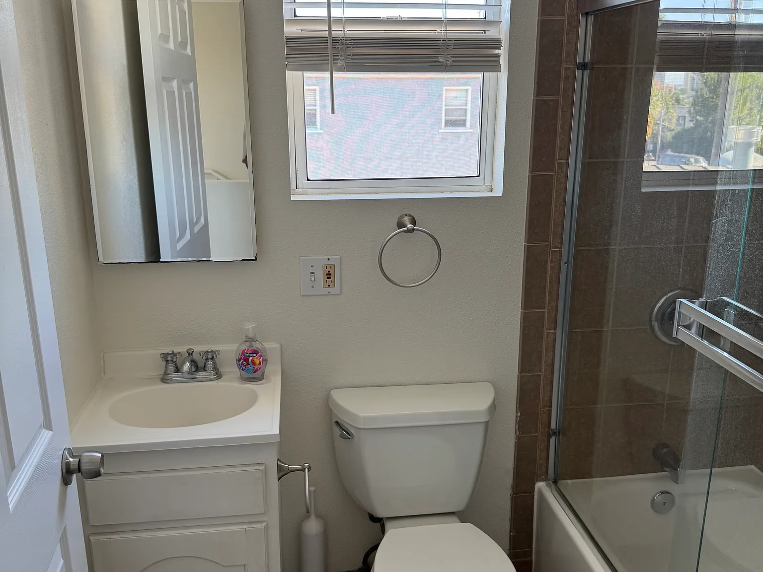 4 bed, 1016 sqft, $4,000 — Photo 4