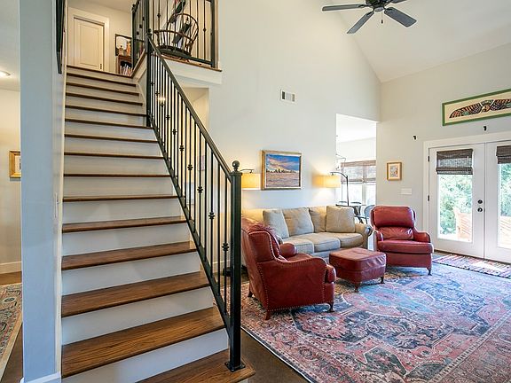 4th image of 127 Lakes Dr S