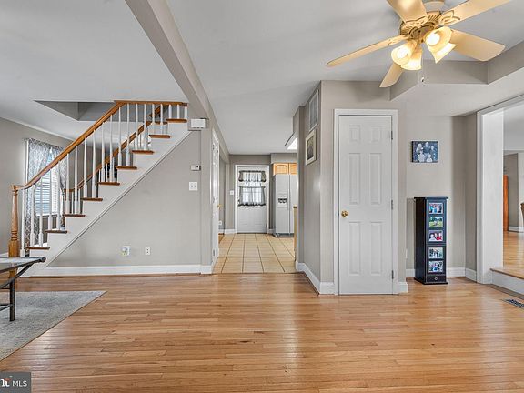 4th image of 910 Hilltop Rd