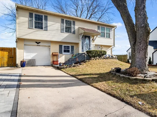 1495 Walden Cir, Aurora, IL 60506