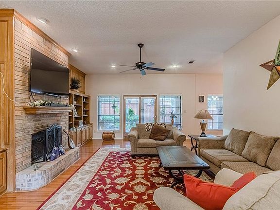 5th image of 212 Pebble Beach Dr