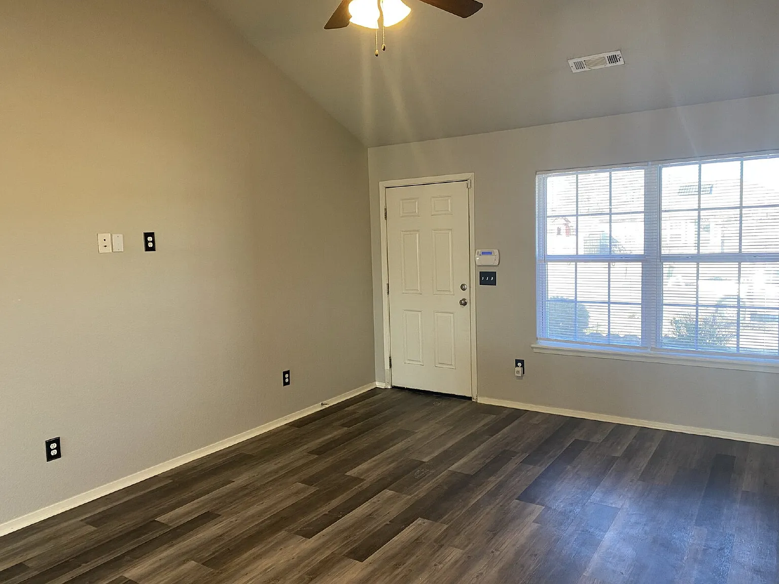 4 bed, 2.0 bath, 1420 sqft, $1,575 — Photo 2
