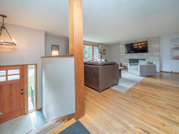 4th image of 2427 E 40th Ave