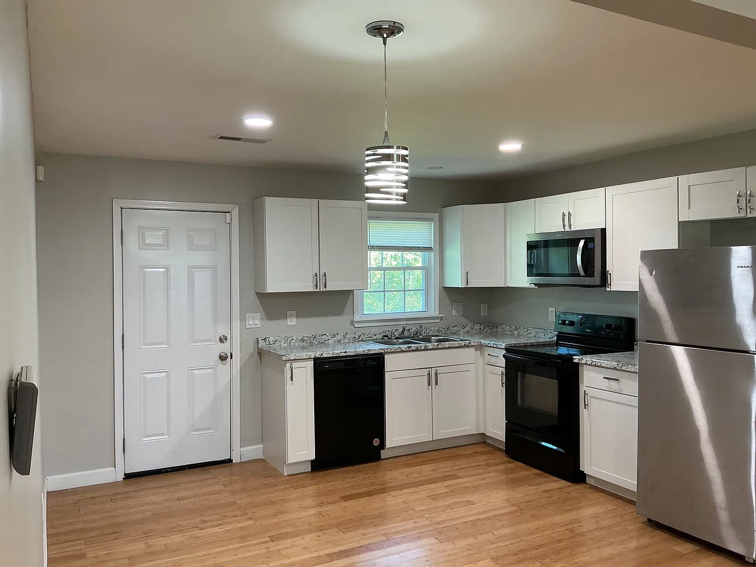 2 bed, 885 sqft, $1,200 — Photo 2