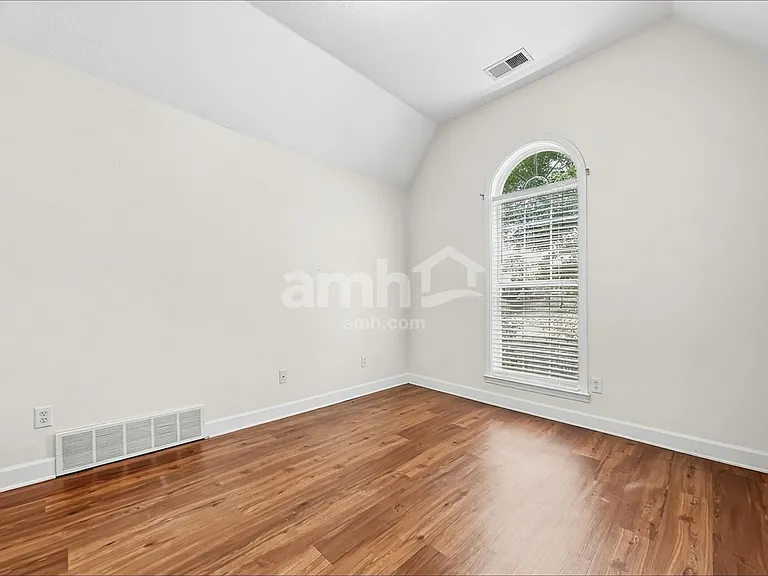 410 Vaiden Dr N — Photo 11