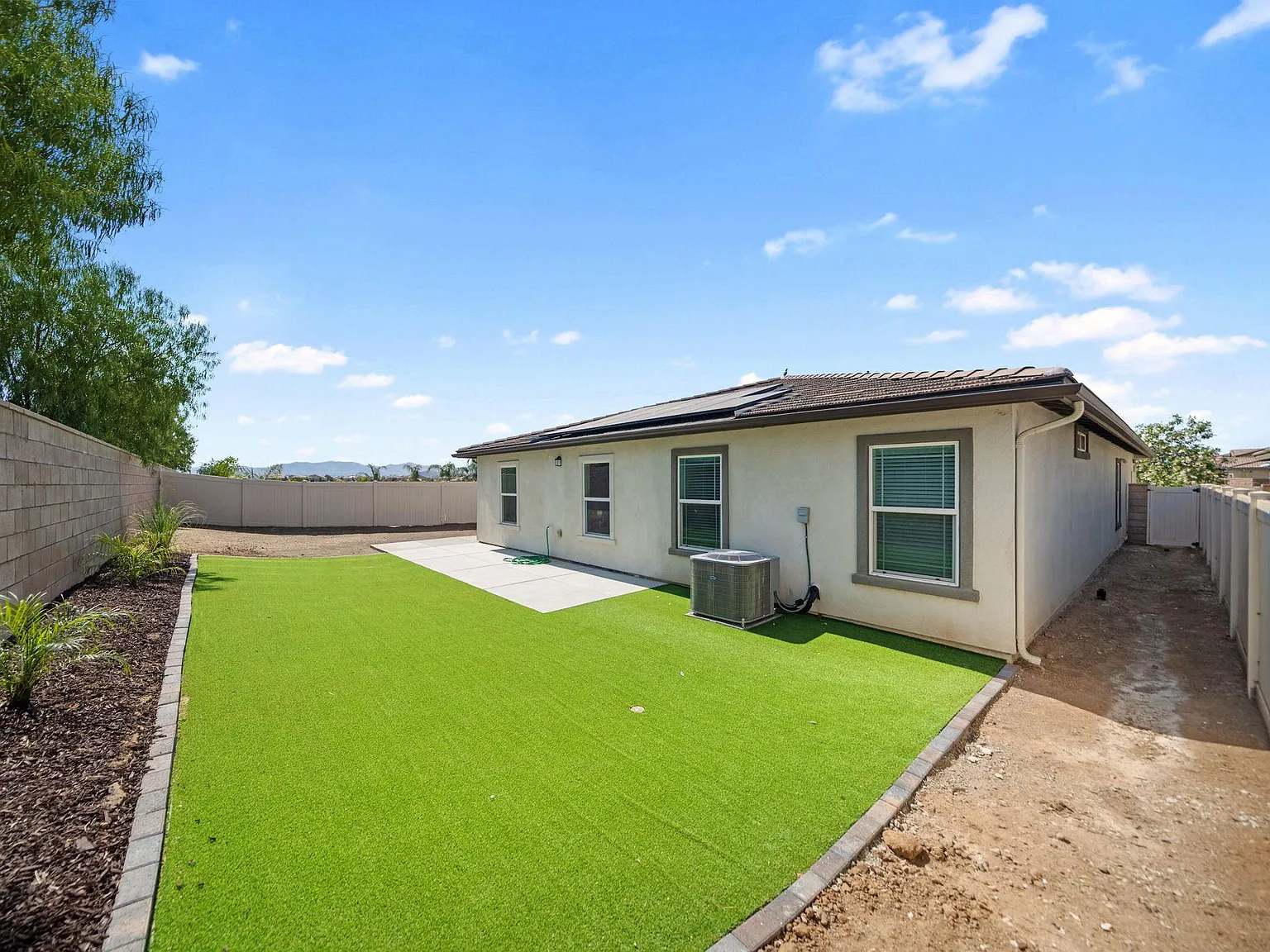 405 Willow Dr — Photo 3