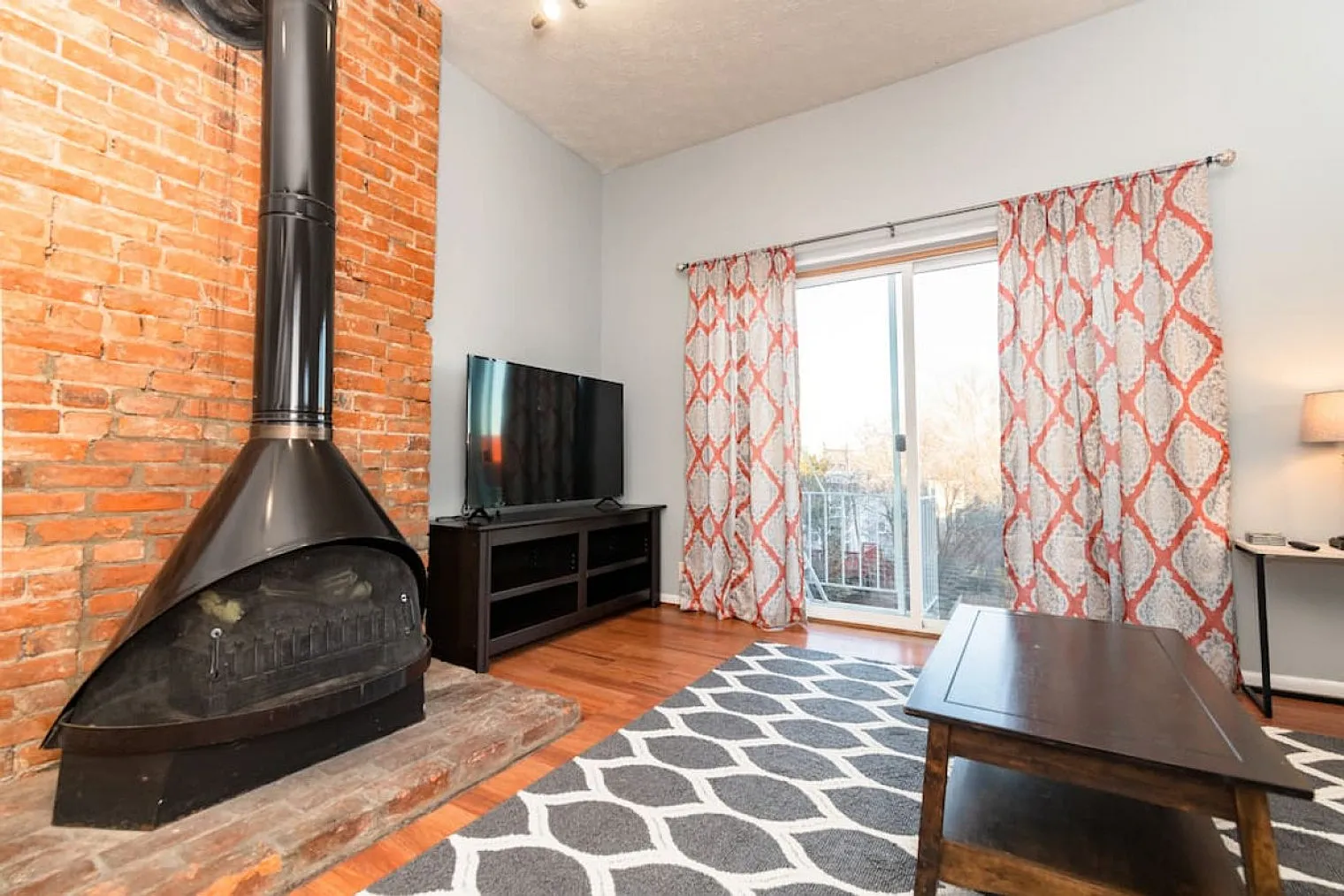 1 bed, 1.0 bath, 914 sqft, $16,175 — Photo 2