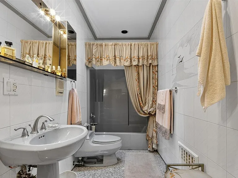 16225 Cryders Ln — Photo 11