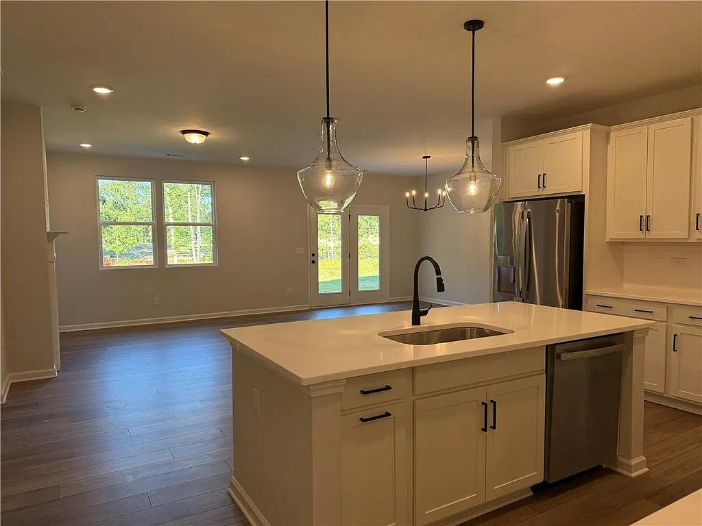 4 bed, 3.0 bath, 2693 sqft, $3,000 — Photo 4