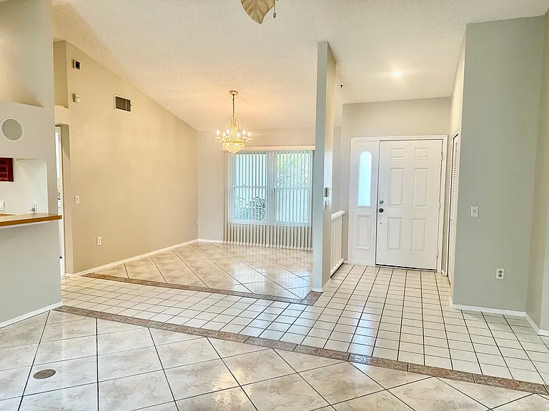2211 Gold Oak Ln — Photo 3