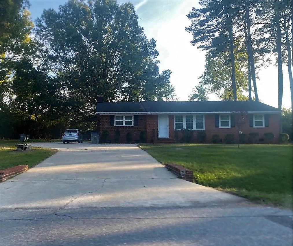 3 bed, 1.0 bath, 1410 sqft, $1,524 — Photo 1