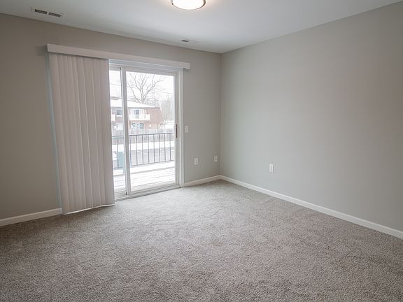 5th image of 11 Robert Dr APT 111