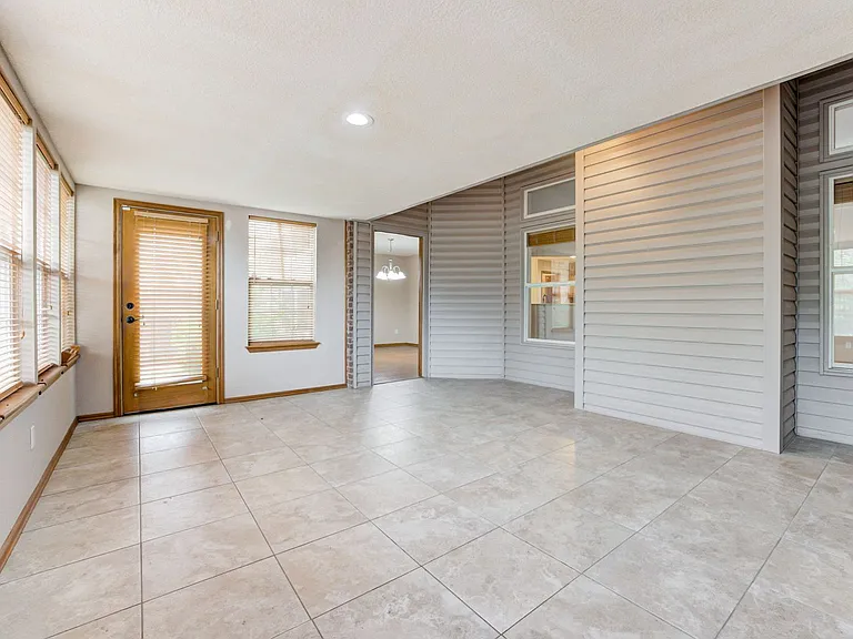 605 Eastview Dr — Photo 26
