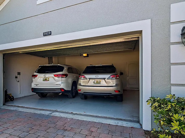 5919 Croydon Ct — Photo 16