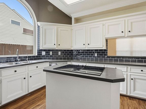 3rd image of 11930 Carriage Hill Dr