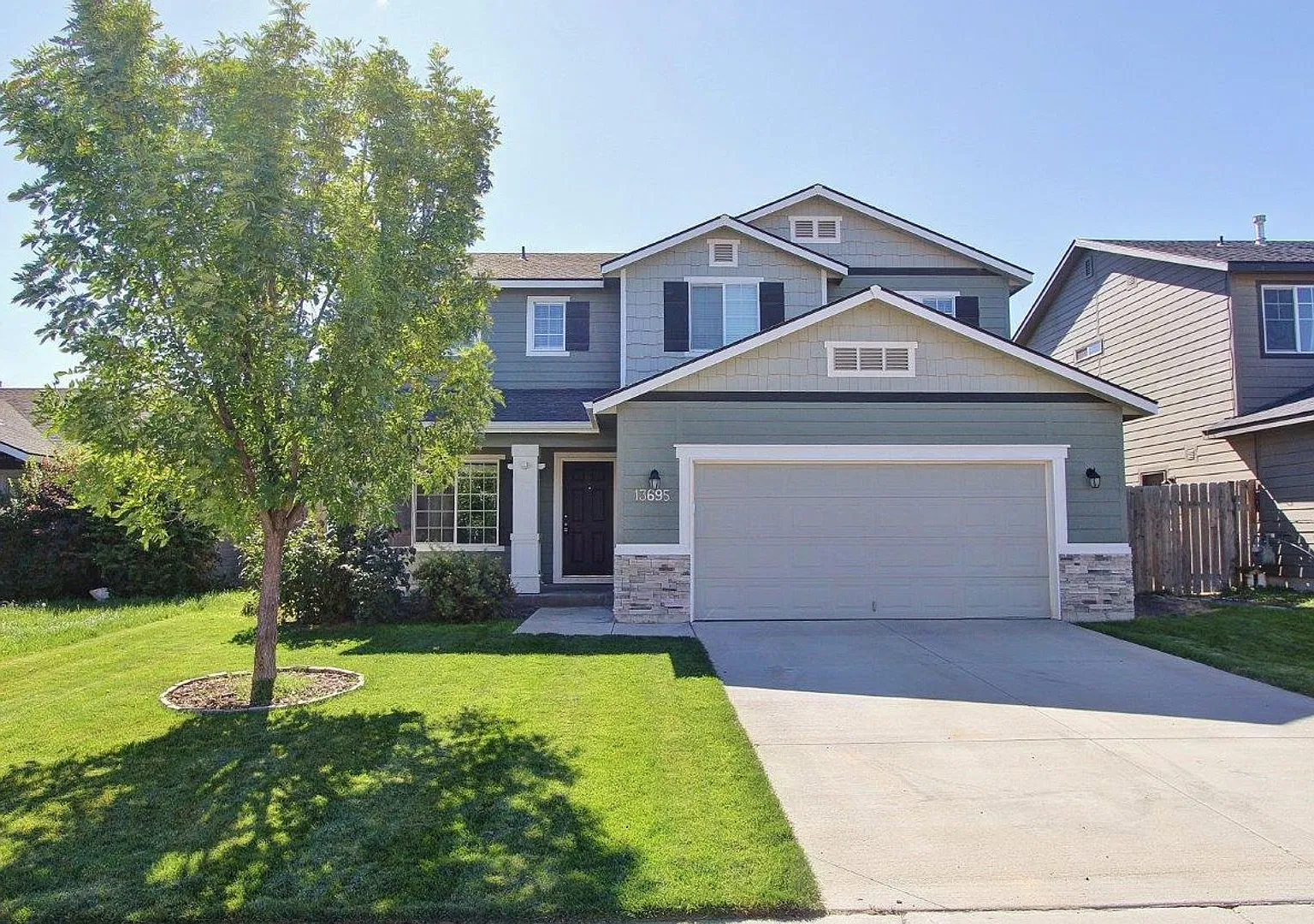 Spacious Home w/Open Floor-Plan — Photo 1