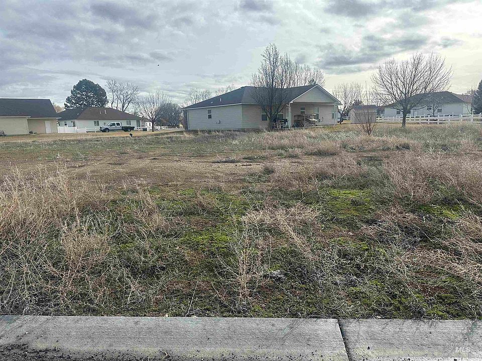 2nd image of 943 Applewood Dr