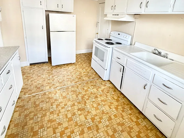 305 Main St #4 — Photo 1
